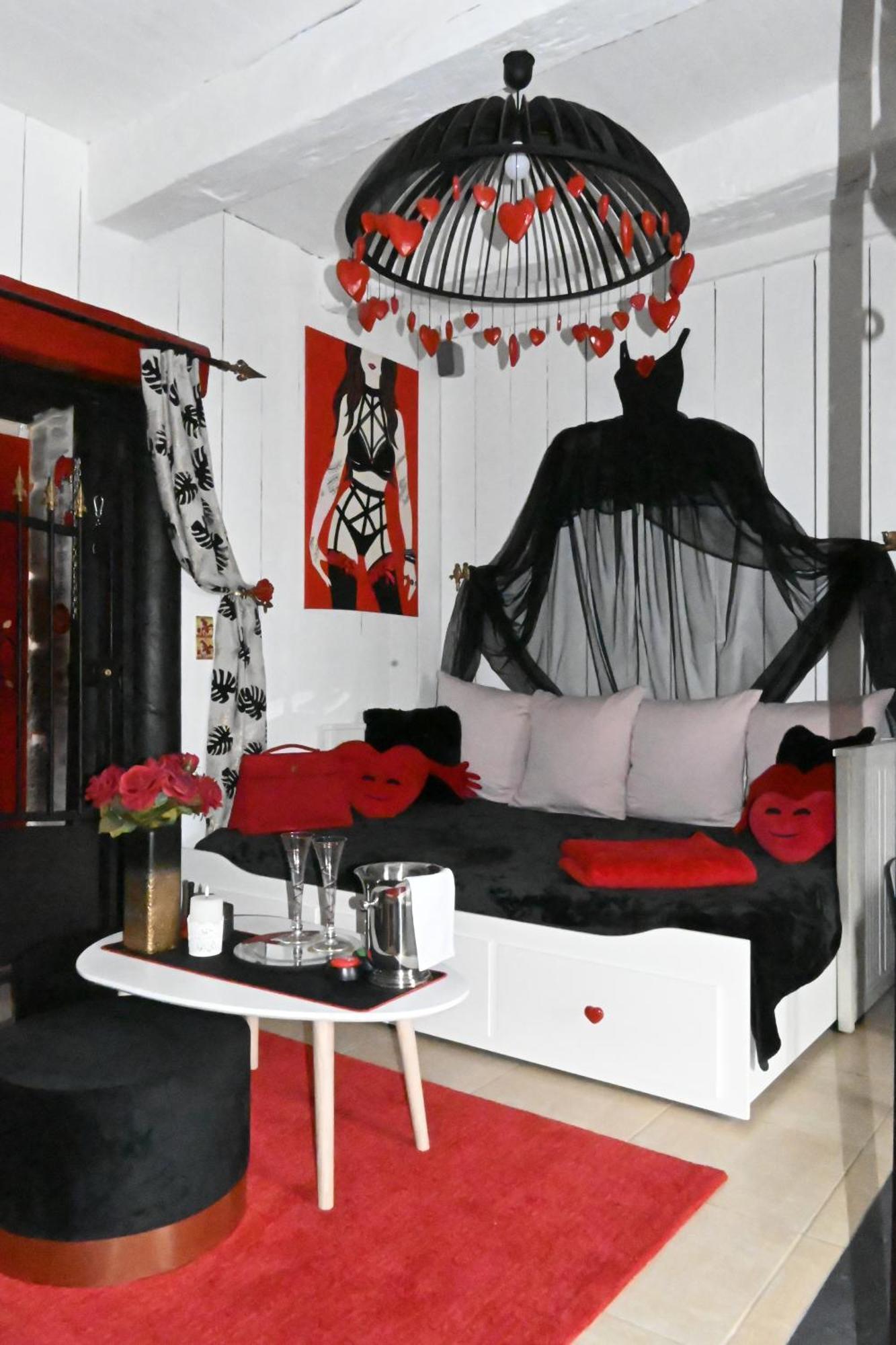 Love Room Donjon Dol In Love Bdsm Dol-de-Bretagne Exterior photo